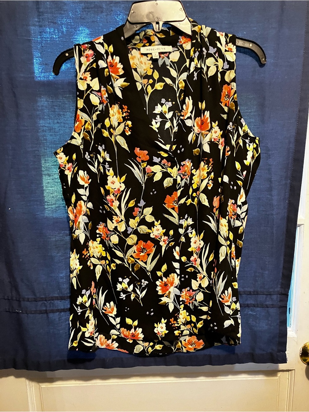 Rose & Olive Black Floral V-Neck Sleeveless Camisole small